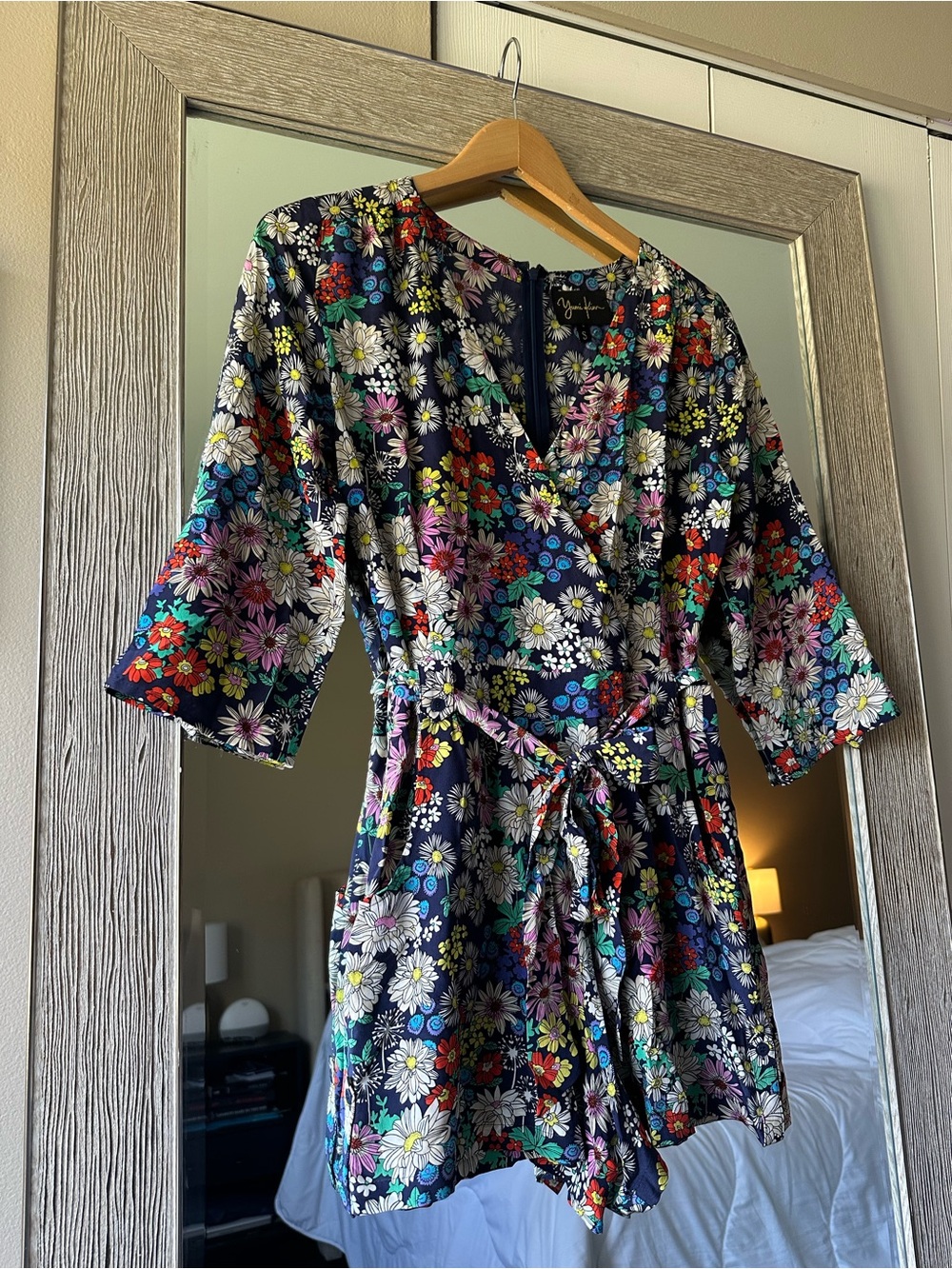 Yumi Kim 100% Silk Navy Floral V-Neck Front Clasp Belted Romper Size Small